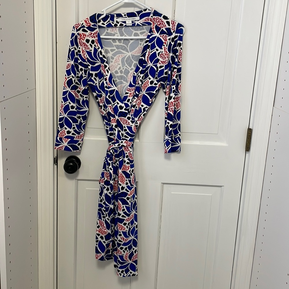 DVF Diane von Furstenberg size 6 wrap dress